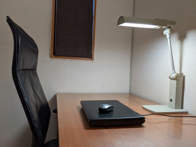 在宅ワークの証明と窓のイメージ