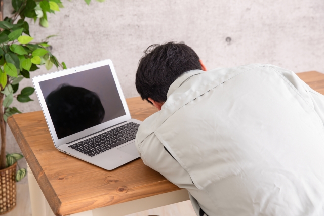 ナルコレプシー（居眠り病）がある人の仕事への影響と対策を説明するイメージ画像