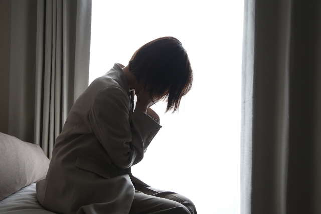 職場のカサンドラ症候群でみられる症状を説明するイメージ画像