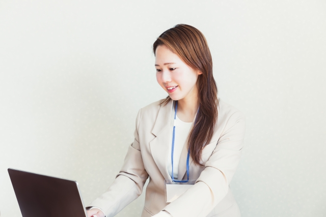 パソコンに向かう女性