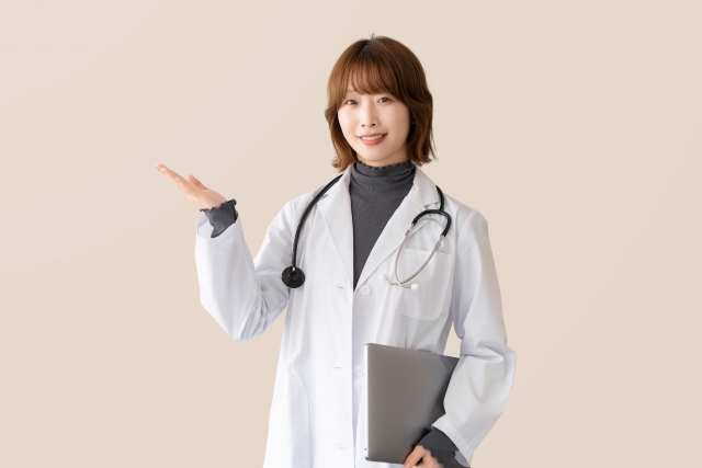 笑顔で案内する白衣の女性